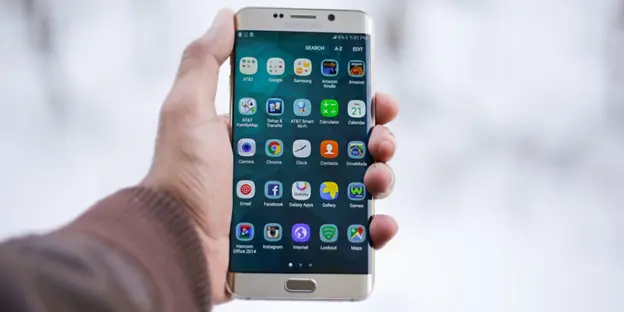 hand holding samsung galaxy edge phone